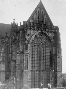 811968 Gezicht op het noordertransept van de Domkerk (Munsterkerkhof) te Utrecht, uit het oosten.N.B.: In 1912 is de ...